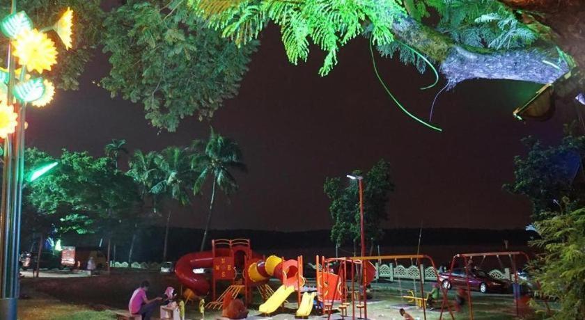 Riverine Garden Hotel Chukai Exterior photo